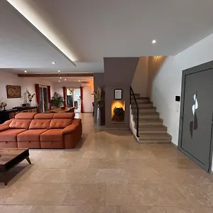 https://superbe-villa-neuve-a-5-mn-du-centre.fr-provencehotel.com